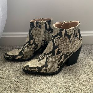 Naturalizer Soul Snakeskin Booties Size 6